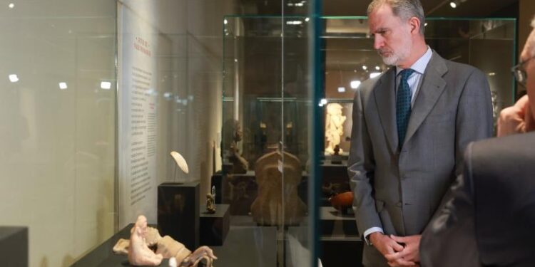 Felipe VI durante su visita a la exposición sobre culturas originarias de México en el Museo Arqueológico Nacional de Madrid.