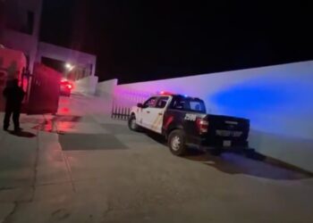 Autoridades acudieron a la Clínica 11 del IMSS tras confirmarse el fallecimiento de la menor.