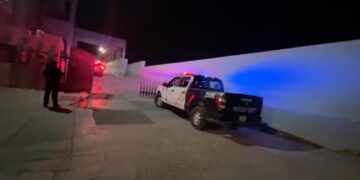 Autoridades acudieron a la Clínica 11 del IMSS tras confirmarse el fallecimiento de la menor.