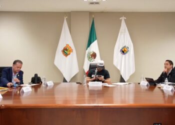 Jacobo encabezó la sesión, con gorra frente al lábaro patrio, lo que contraviene prácticas de respeto cívico en actos oficiales.