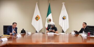 Jacobo encabezó la sesión, con gorra frente al lábaro patrio, lo que contraviene prácticas de respeto cívico en actos oficiales.
