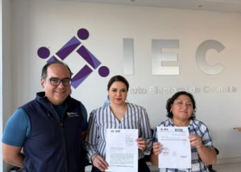 Elisa Maldonado acudió compañada de la directora Jurídica Magaly Palma y el secretario de Elecciones, Mitchel Ramos, al IEC para interponer la queja.