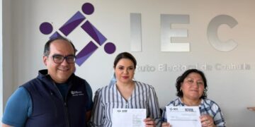 Elisa Maldonado acudió compañada de la directora Jurídica Magaly Palma y el secretario de Elecciones, Mitchel Ramos, al IEC para interponer la queja.