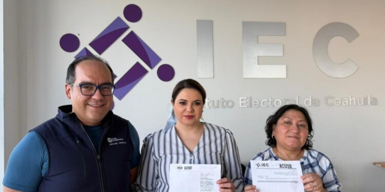 Elisa Maldonado acudió compañada de la directora Jurídica Magaly Palma y el secretario de Elecciones, Mitchel Ramos, al IEC para interponer la queja.