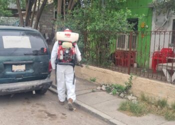 Personal de Salud fumigó viviendas en la colonia Bravo como medida preventiva.