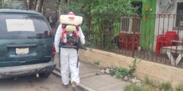 Personal de Salud fumigó viviendas en la colonia Bravo como medida preventiva.
