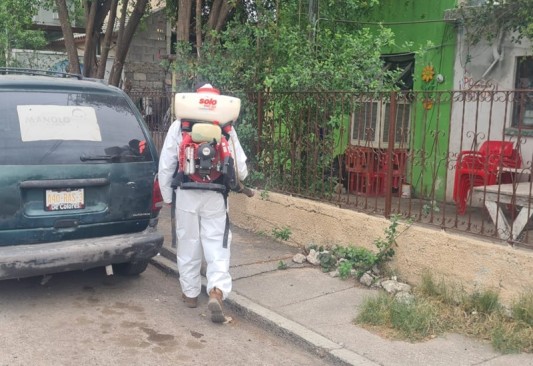 Personal de Salud fumigó viviendas en la colonia Bravo como medida preventiva.