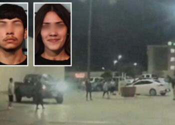 Elementos policiacos acudieron a la plaza comercial tras el reporte de la riña.