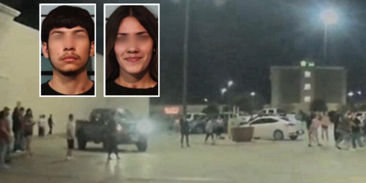 Elementos policiacos acudieron a la plaza comercial tras el reporte de la riña.