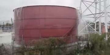 Vecinos captaron el momento en que el agua se derramaba del tanque elevado de la colonia Doctores. 