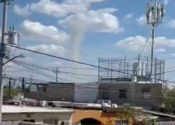 Ciudadanos captaron en video la formación de un torbellino en la colonia Acoros.