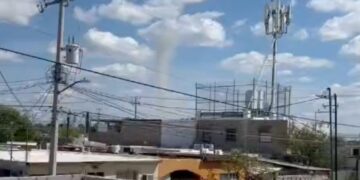 Ciudadanos captaron en video la formación de un torbellino en la colonia Acoros.