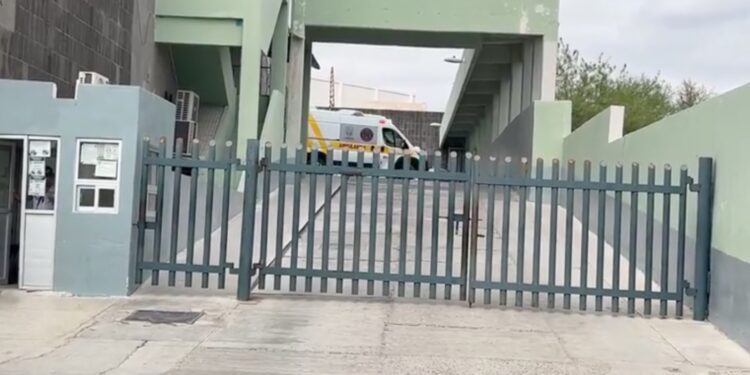 El joven fue atendido en la clínica 11 del IMSS tras la agresión.