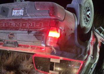 La camioneta color guinda terminó volcada a un costado del callejón Las Tinajas, en Zaragoza.