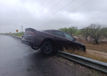 La unidad terminó en el carril contrario tras cruzar el camellón central.