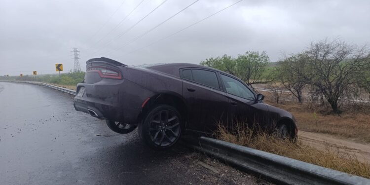 La unidad terminó en el carril contrario tras cruzar el camellón central.