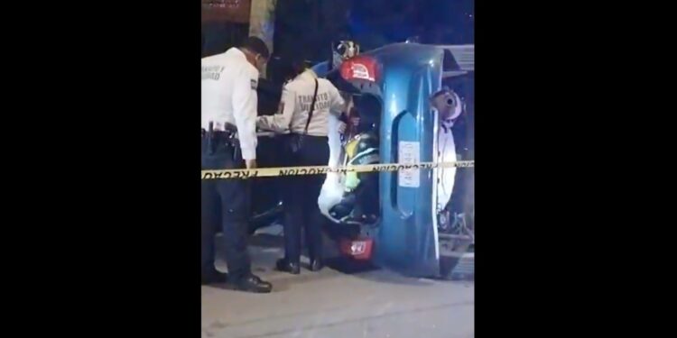 El accidente dejó una mujer lesionada y cuantiosos daños materiales, tras la volcadura del vehículo.