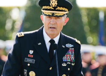 Randy George fue relevado del mando del Ejército en medio del conflicto internacional.