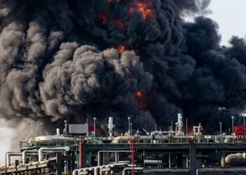 Columna de humo en la refinería Dos Bocas alertó a habitantes de Paraíso y movilizó a cuerpos de emergencia.