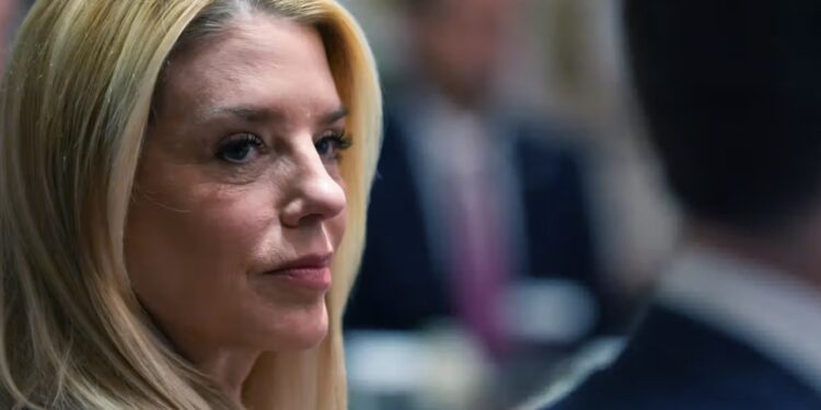 Pam Bondi dejó el cargo tras decisión del presidente de Estados Unidos.