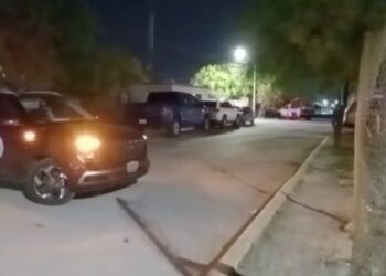 Aseguran droga, armas y detienen a dos en cateo.