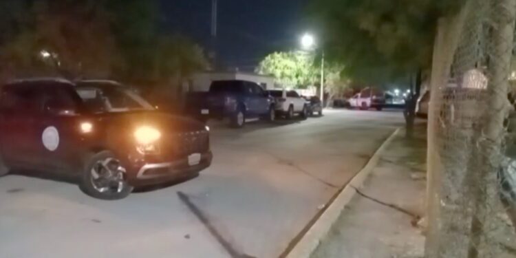 Aseguran droga, armas y detienen a dos en cateo.