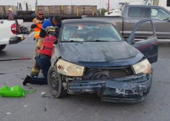Rescatistas liberaron a la mujer prensada tras el impacto entre dos vehículos.