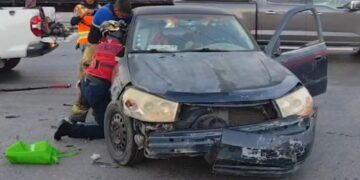 Rescatistas liberaron a la mujer prensada tras el impacto entre dos vehículos.