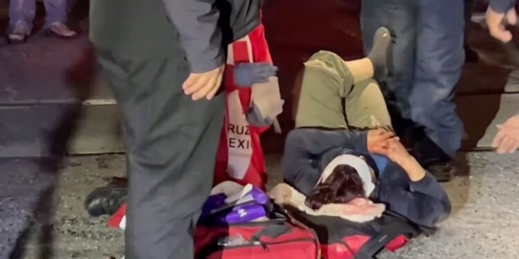 El transporte de personal fue embestido al intentar cruzar las vías del tren.