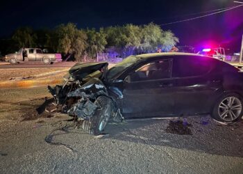 El vehículo presentó daños severos tras impactarse contra una luminaria, la cual fue derribada.