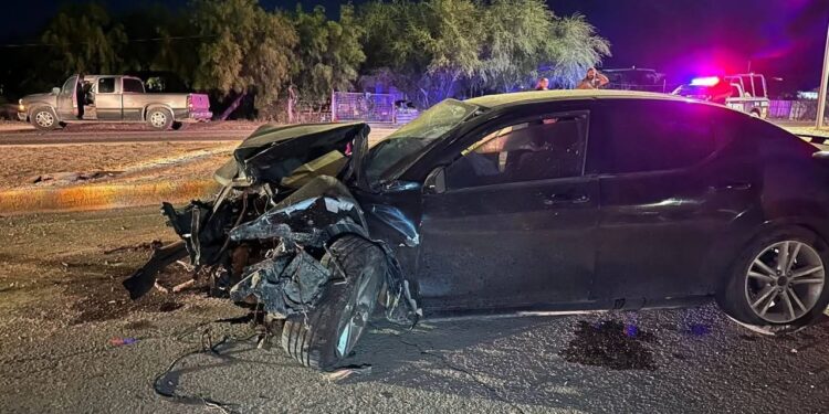 El vehículo presentó daños severos tras impactarse contra una luminaria, la cual fue derribada.