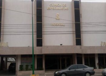 Autoridades acudieron al hospital para tomar conocimiento del fallecimiento del joven de 28 años.