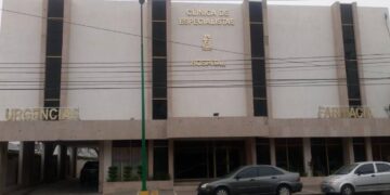 Autoridades acudieron al hospital para tomar conocimiento del fallecimiento del joven de 28 años.