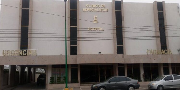 Autoridades acudieron al hospital para tomar conocimiento del fallecimiento del joven de 28 años.