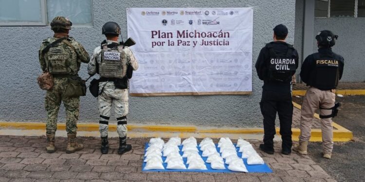 Droga y vehículo asegurados durante operativo en Morelia.