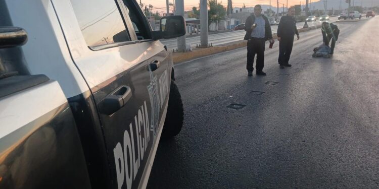 El hombre fue auxiliado por paramédicos y trasladado de urgencia.
