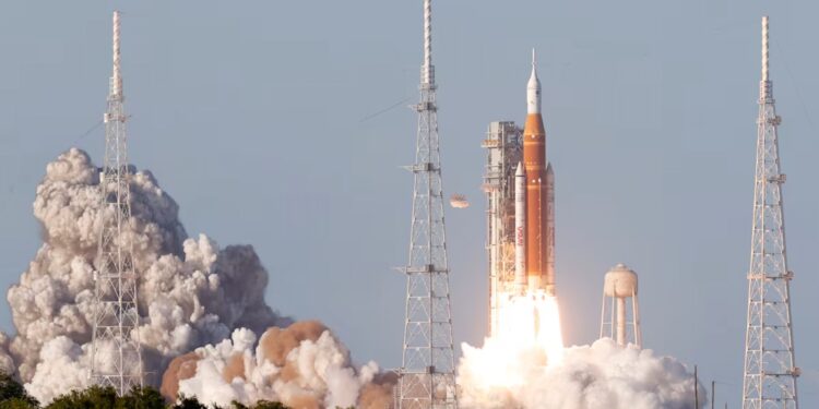 Astronautas despegan a bordo de Orión rumbo a la Luna.