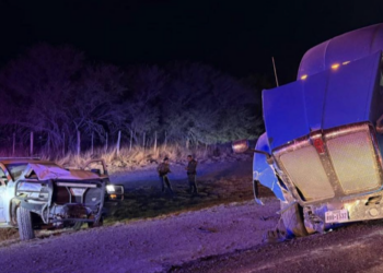 Unidad oficial quedó con daños severos tras el impacto.