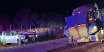 Unidad oficial quedó con daños severos tras el impacto.