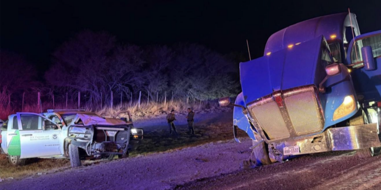 Unidad oficial quedó con daños severos tras el impacto.