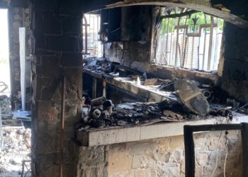 El incendio consumió el interior de la vivienda y dejó a una mujer con lesiones que requirieron hospitalización.