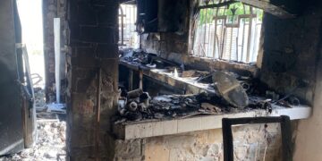 El incendio consumió el interior de la vivienda y dejó a una mujer con lesiones que requirieron hospitalización.