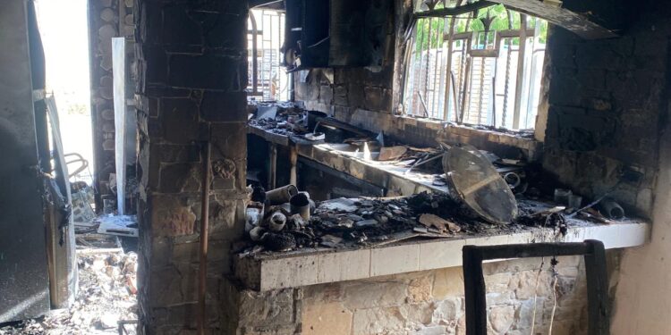 El incendio consumió el interior de la vivienda y dejó a una mujer con lesiones que requirieron hospitalización.