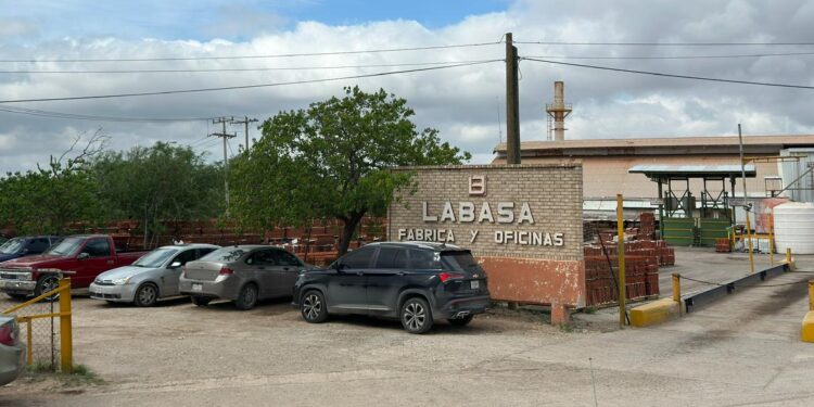 Trabajador fue hospitalizado tras quedar atrapado en maquinaria dentro de Labasa. 
