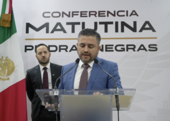 El contralor Adrián García Loza leyó un comunicado en la conferencia matutina de hoy. 