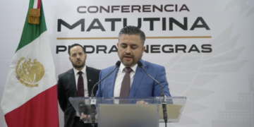 El contralor Adrián García Loza leyó un comunicado en la conferencia matutina de hoy. 