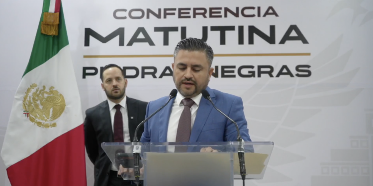 El contralor Adrián García Loza leyó un comunicado en la conferencia matutina de hoy. 