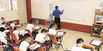 Sheinbaum frena polémica por vacaciones adelantadas; CNTE rechaza reducción del ciclo escolar. 