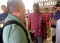 Trabajadores de SIMAS confrontaron al asesor municipal Gilberto Múzquiz tras negar ofrecimientos y despidos.