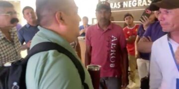 Trabajadores de SIMAS confrontaron al asesor municipal Gilberto Múzquiz tras negar ofrecimientos y despidos.